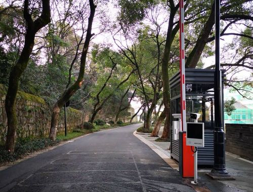 绍兴饭店是否可以在环山路上设道闸封路?